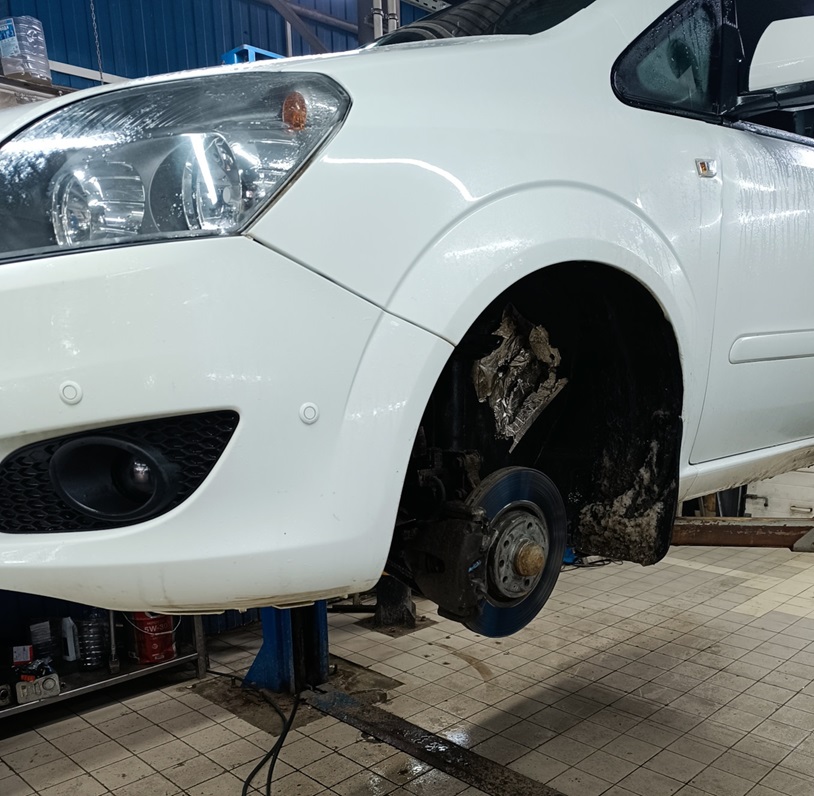 Опель Зафира в процессе замены тормозных дисков