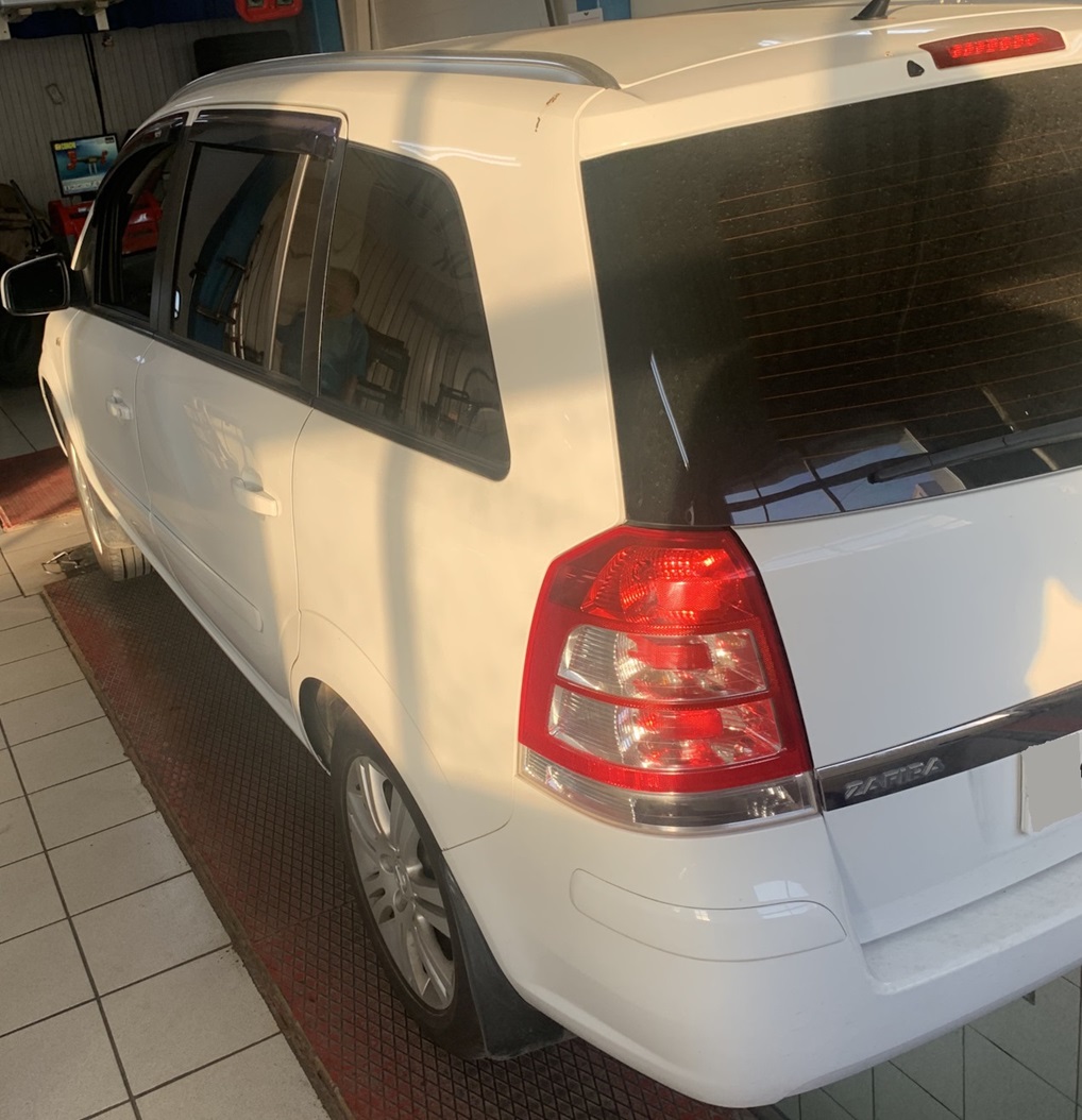 Опель Зафира в процессе ремонта стеклоподъемника