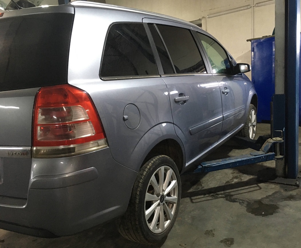 Опель Зафира в процессе замены амортизаторов