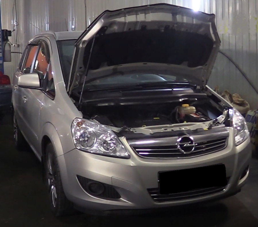 Опель Зафира в процессе замены насоса ГУР