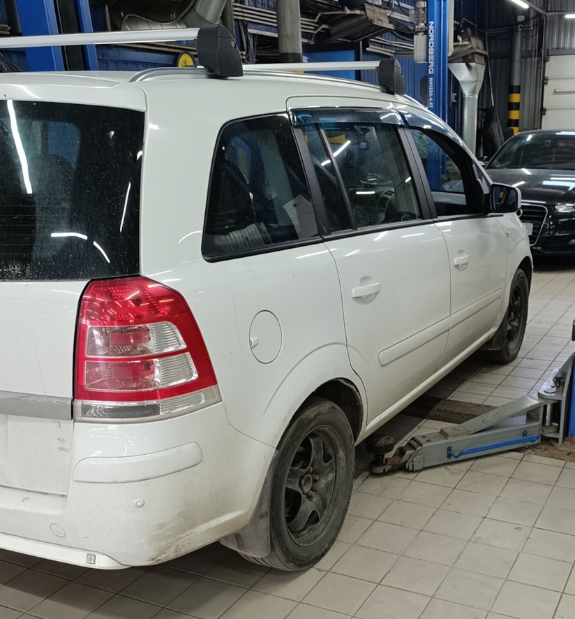 Опель Зафира в процессе замены стоек стабилизатора