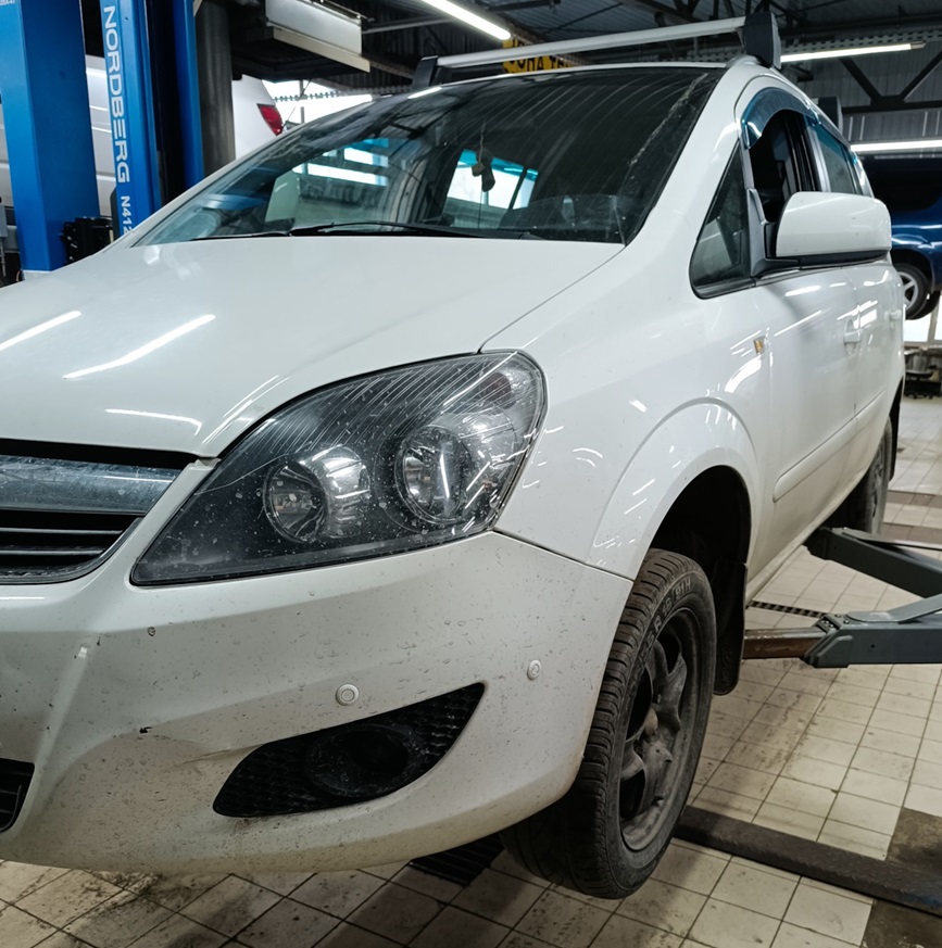 Опель Зафира в процессе замены суппортов