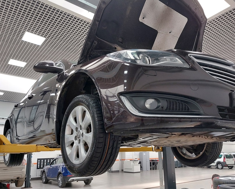 Опель Инсигния в процессе замены датчика коленвала