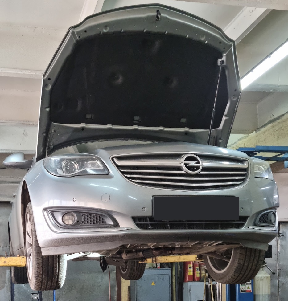 Опель Инсигния в процессе замены масла в механической коробке