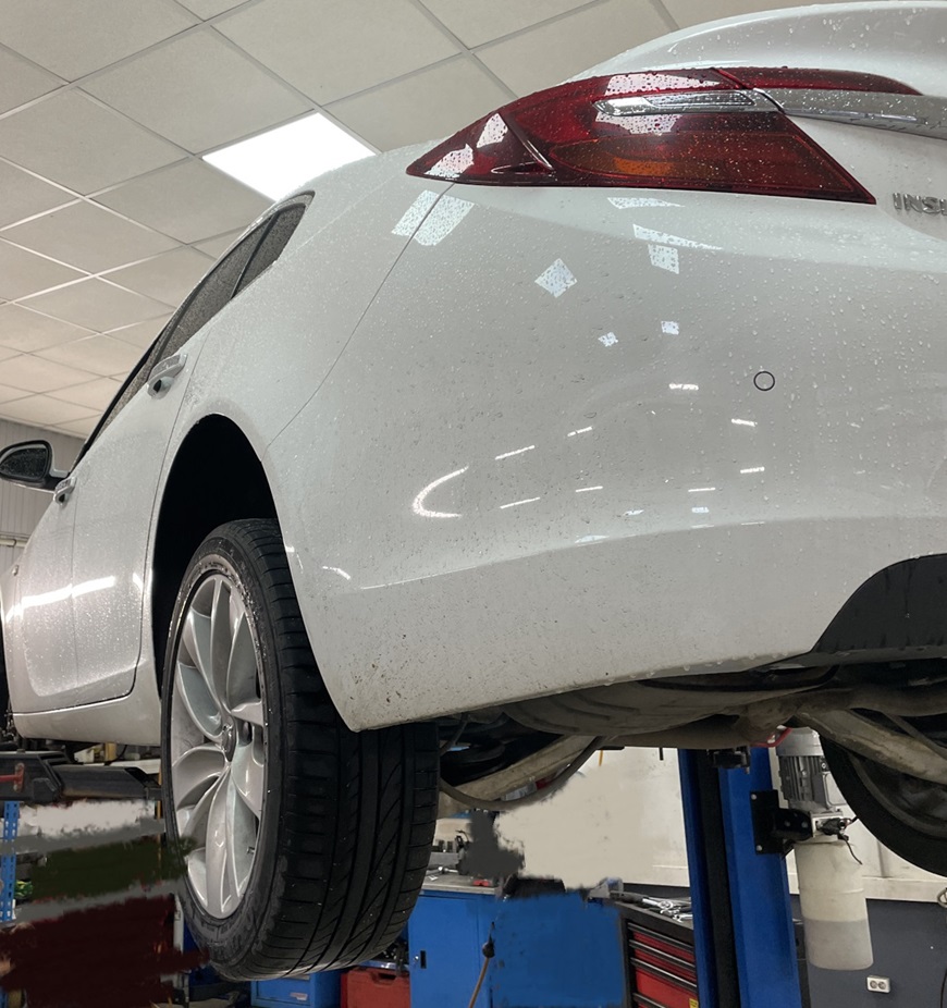 Опель Инсигния в процессе замены переднего амортизатора