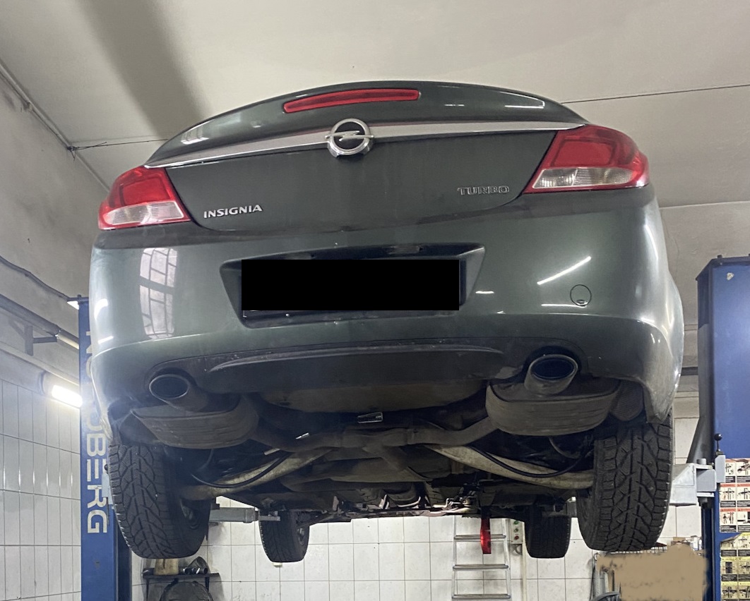Опель Инсигния в процессе замены рычага