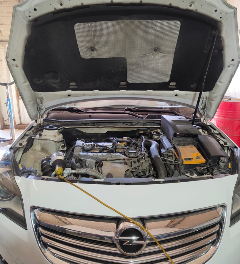 Опель Инсигния в процессе замены опор двигателя