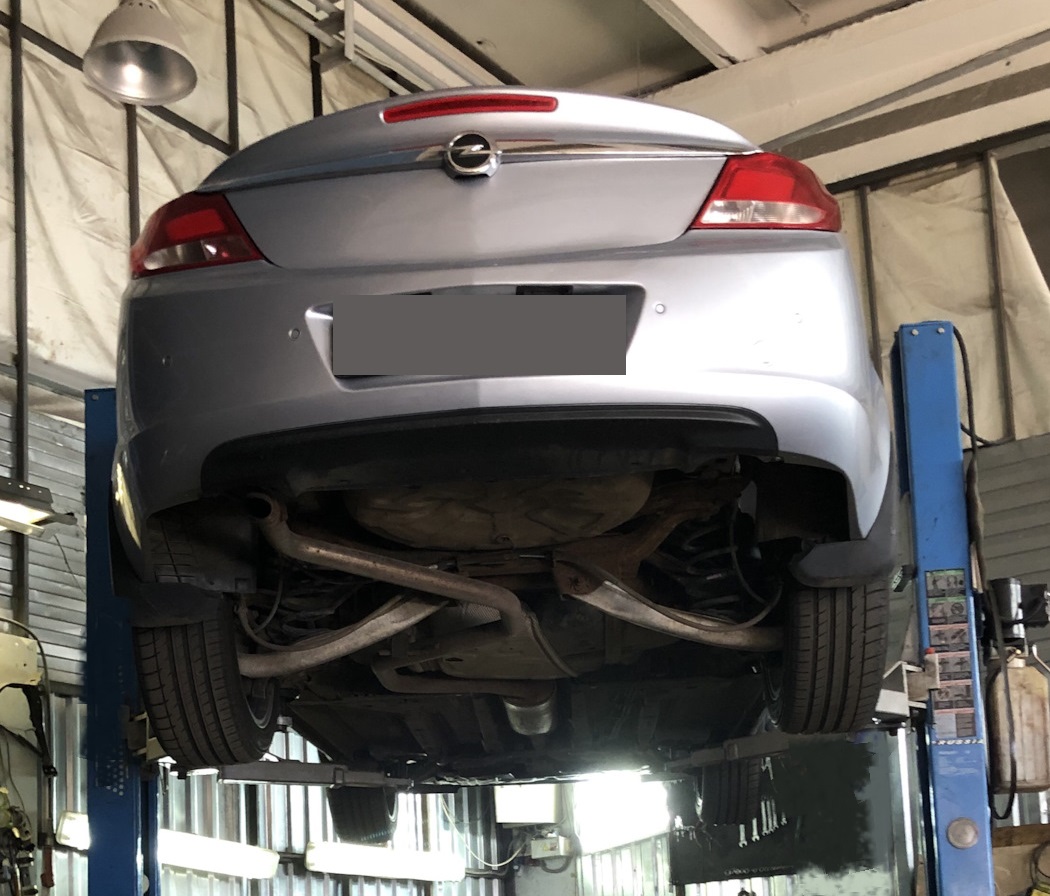 Опель Инсигния в процессе замены рулевых тяг