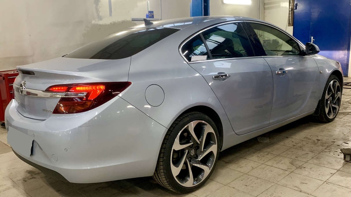 Опель Инсигния готовится к замене вентилятора печки