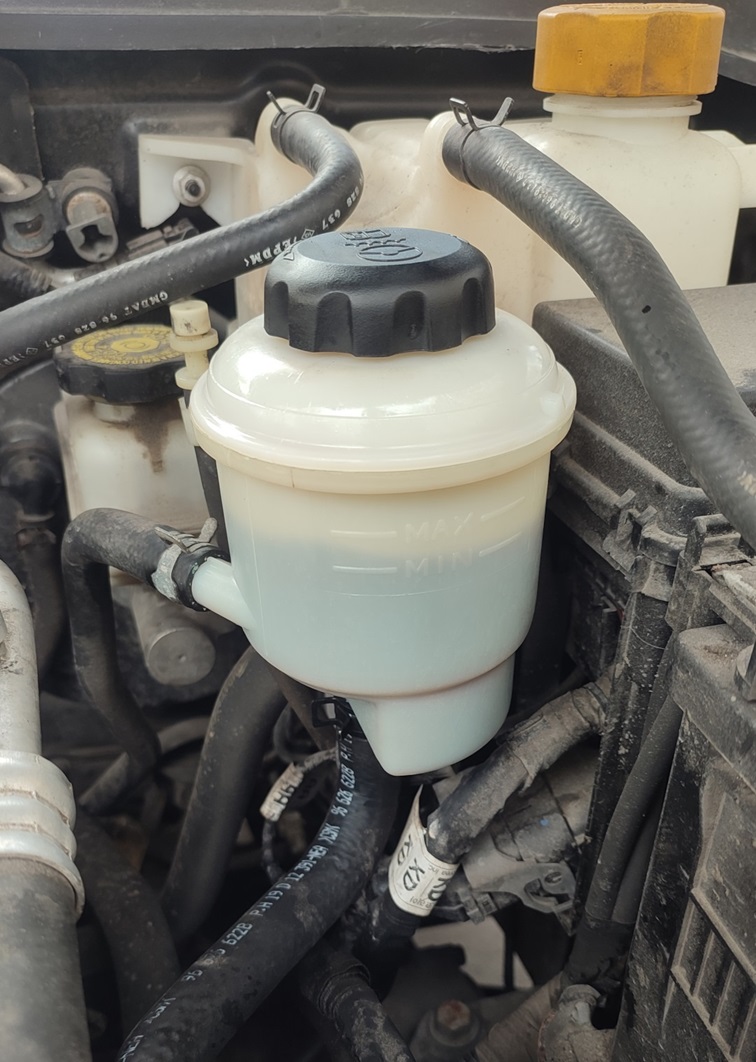 Бачок жидкости гидроусилителя заменен