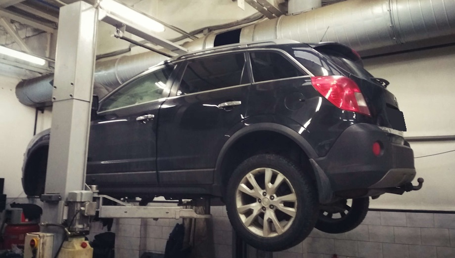 Опель Антара в техцентре на замена масла в раздатке