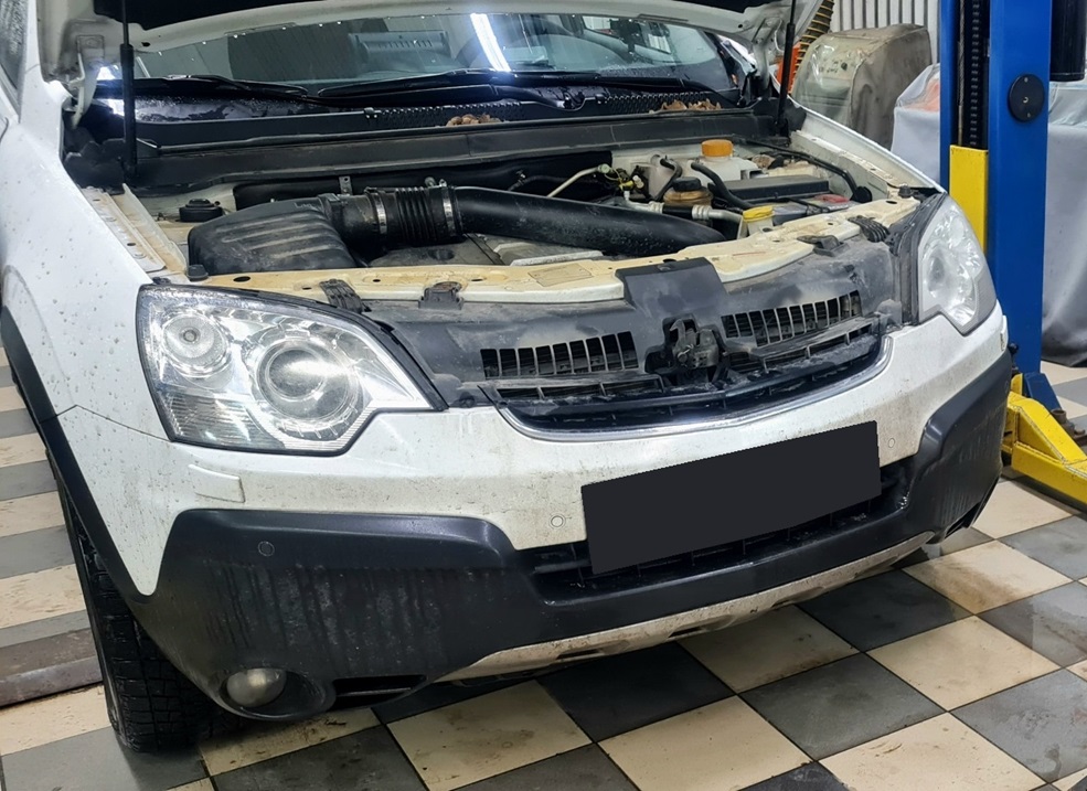 Опель Антара в процессе замены прокладки крышки клапанов