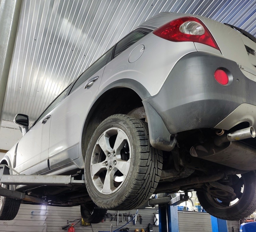 Опель Антара на подъемнике в автотехцентре во время замены генератора