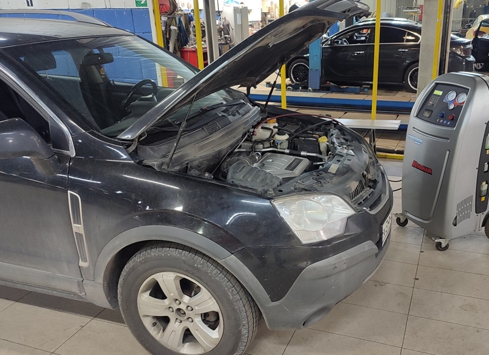 Опель Антара в автотехцентре после замены компрессора кондиционера