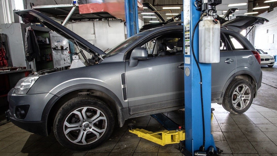 Опель Антара в процессе замены кислородного датчика (верхнего)