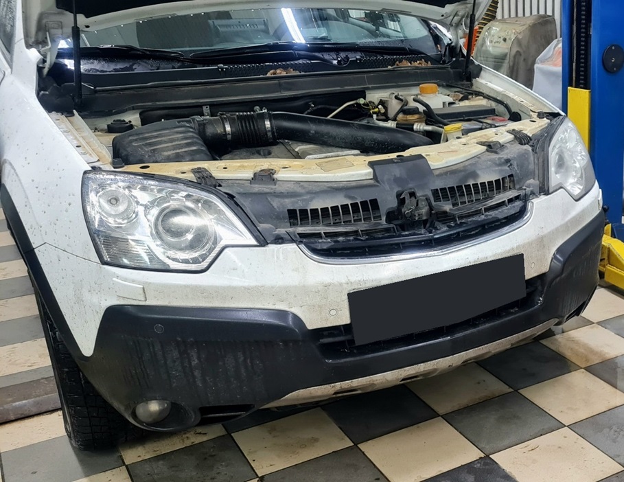 Опель Антара в автотехцентре во время замены водяного насоса