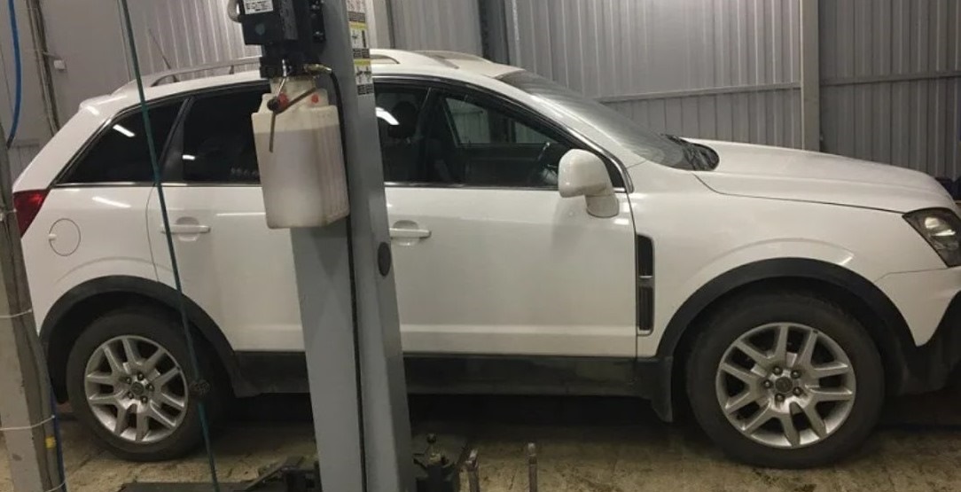 Опель Антара в автотехцентре готовится к замене бензонасоса