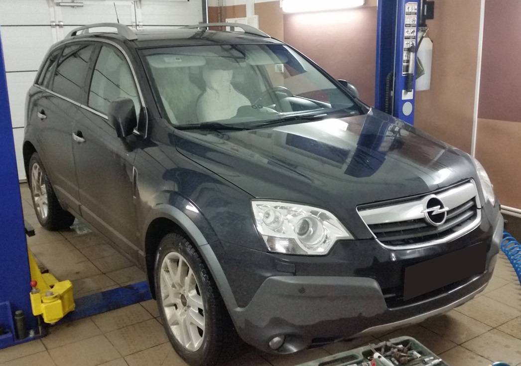 Опель Антара в автотехцентре готовится к замене тормозных дисков