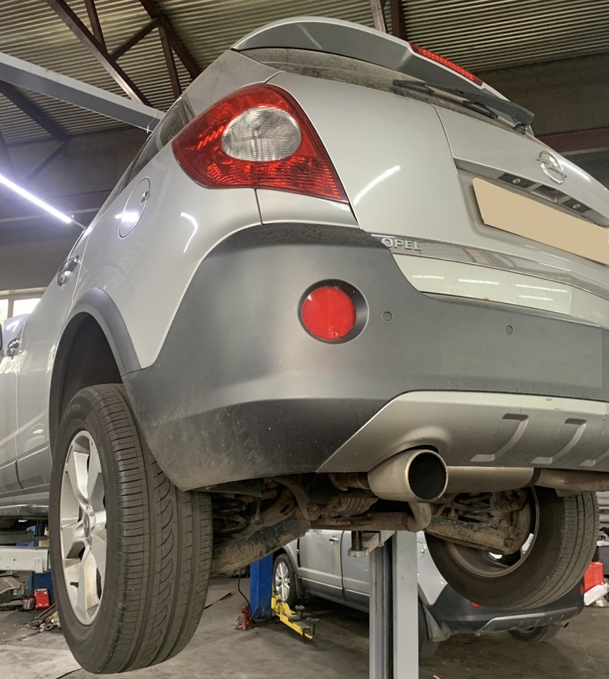 Опель Антара в процессе замены тросов стояночного тормоза