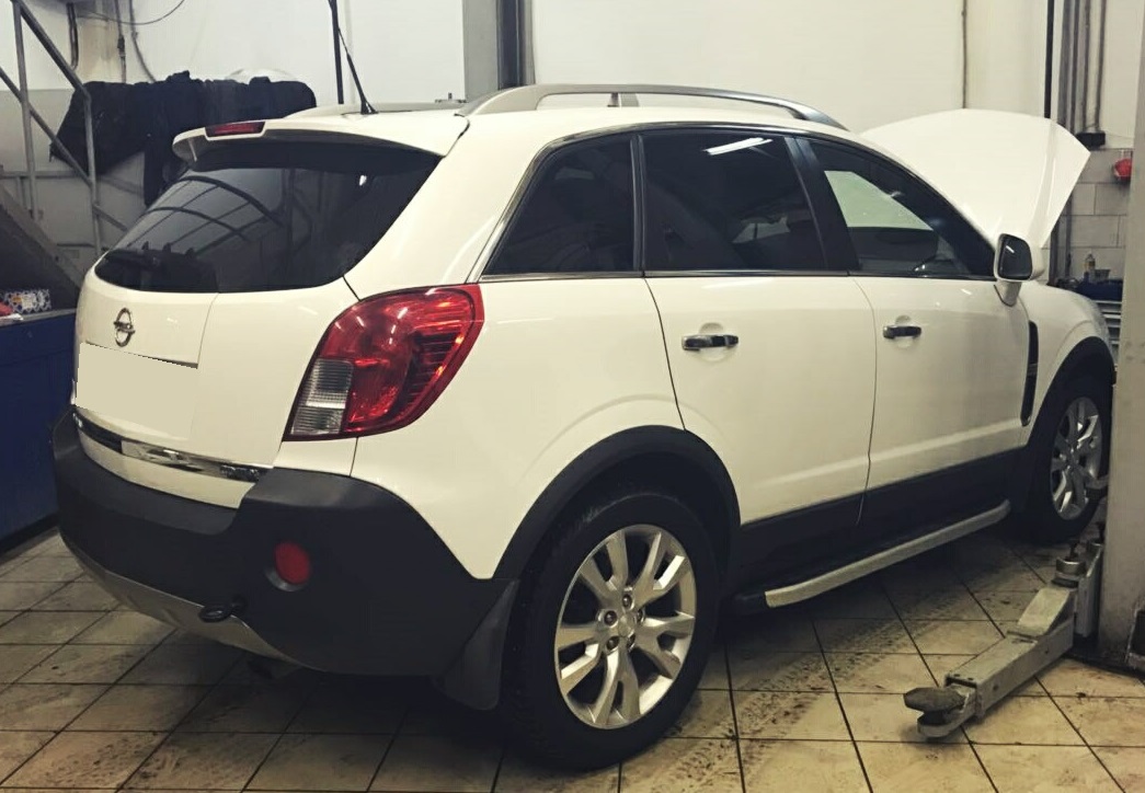 Опель Антара в автотехцентре на замене воздушного фильтра