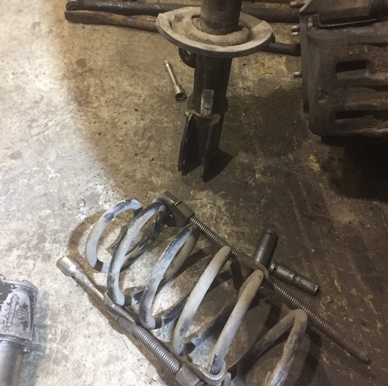 Разборка стойки для замены опорных подшипников Опель Антара