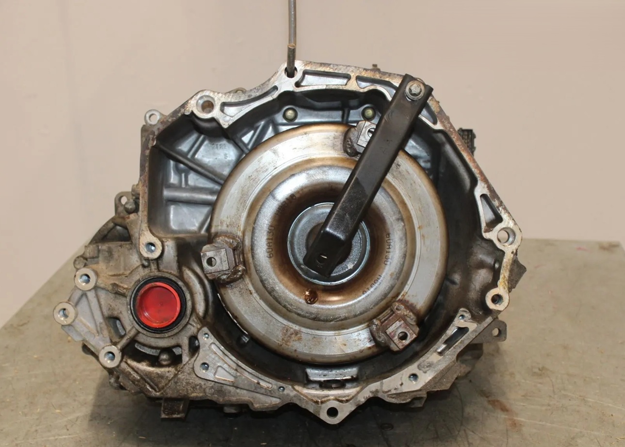Коробка передач снята для полной диагностики и ремонта