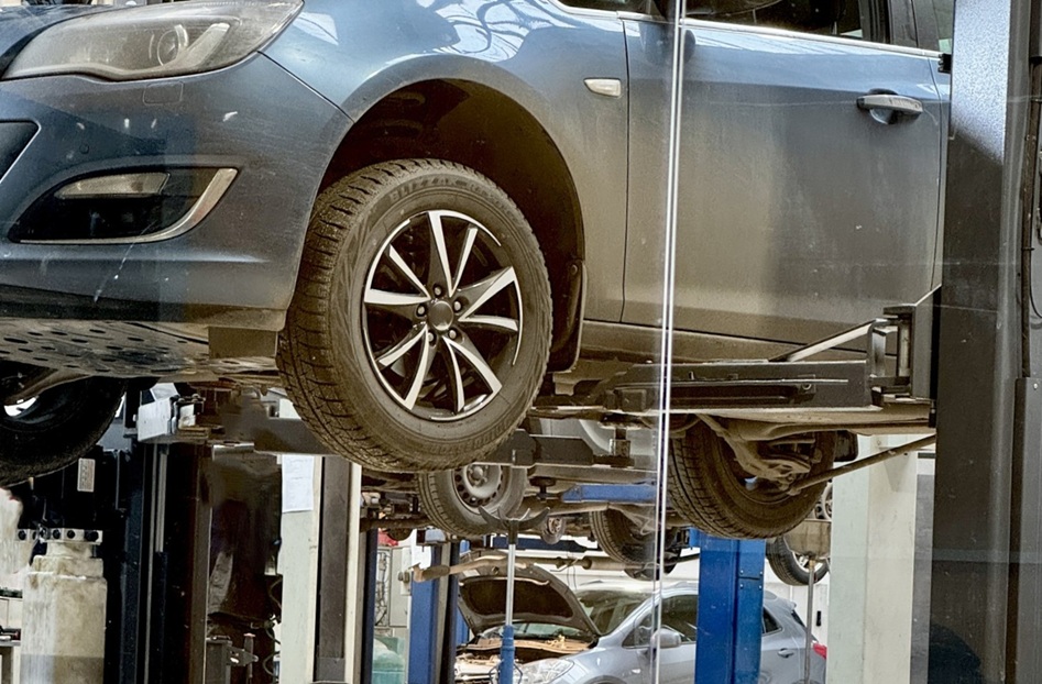 Мокка в процессе диагностики ходовой