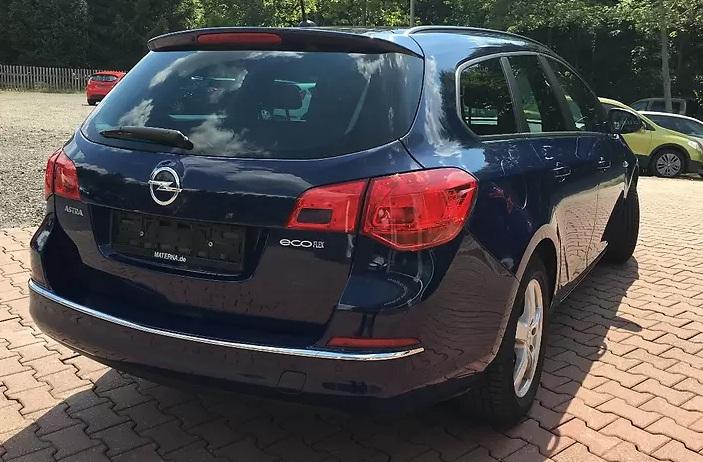 универсал Астра сзади