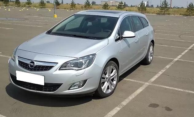 серый Опель Астра