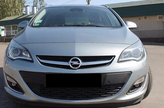 серый Опель спереди