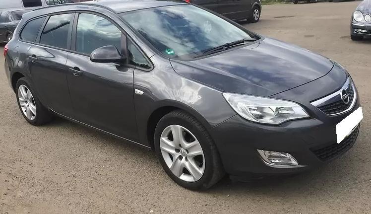 Опель Астра на улице