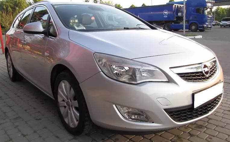 серый Опель спереди