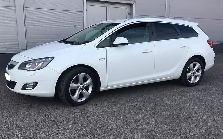 белый универсал Опель