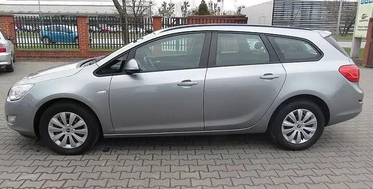 универсал Опель Астра сбоку