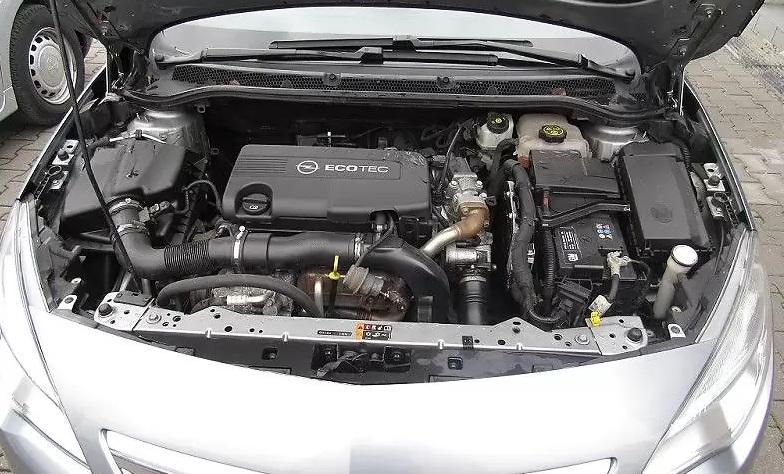 открытый капот на Астре