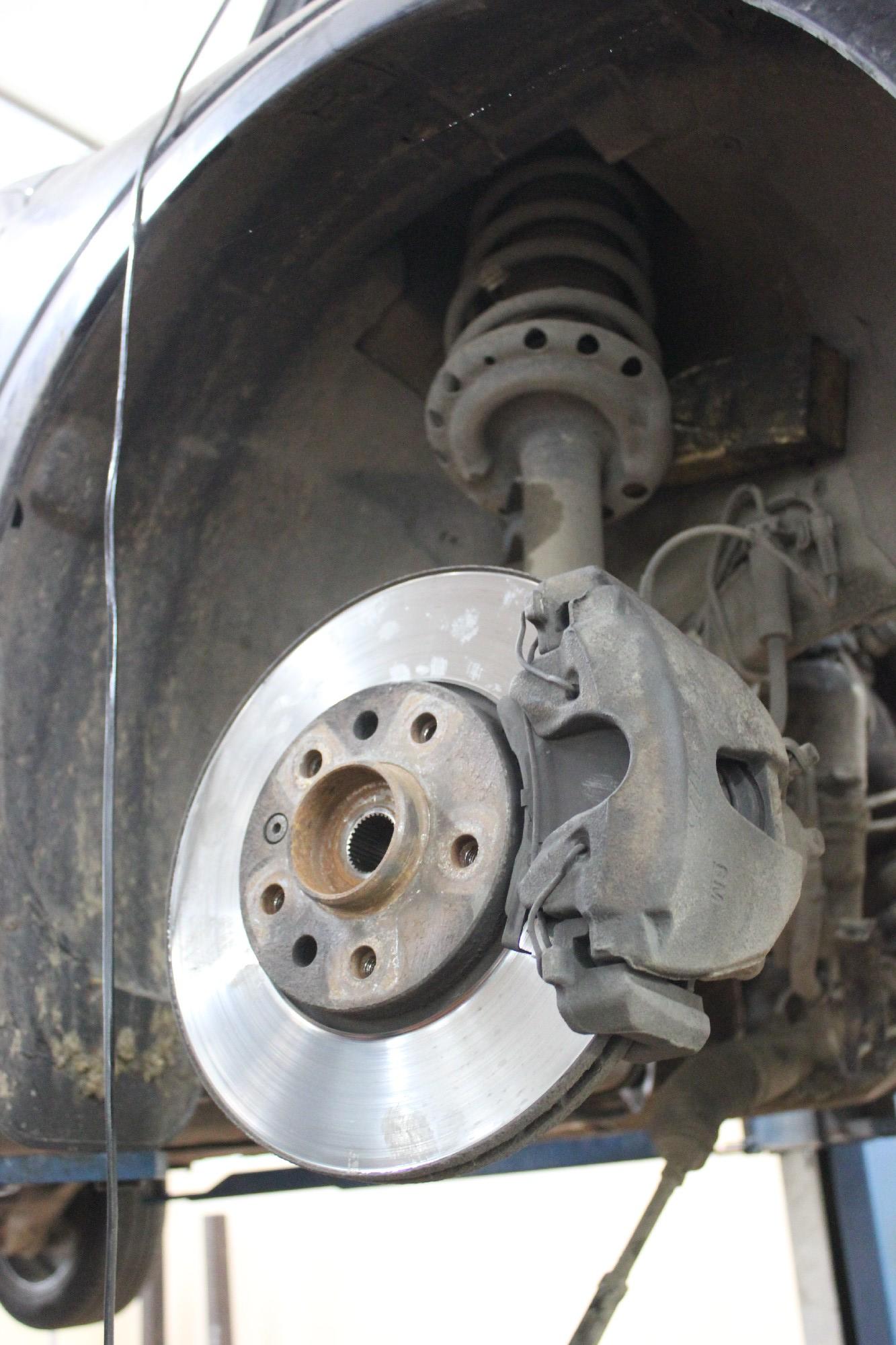 тормозной диск с суппортом на Астре