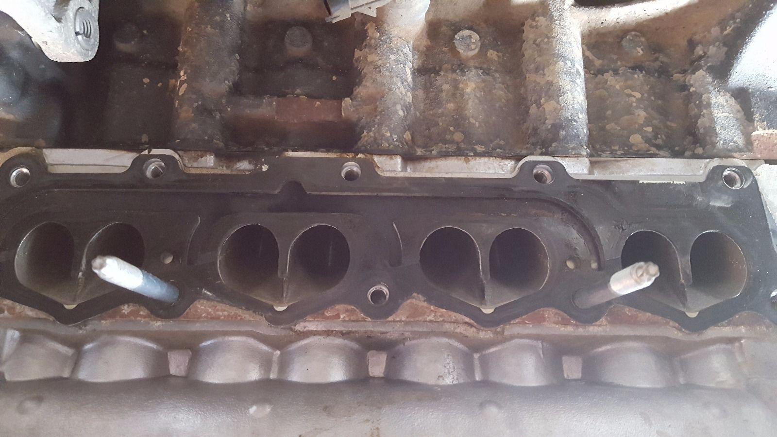 выпускной коллектор двигателя