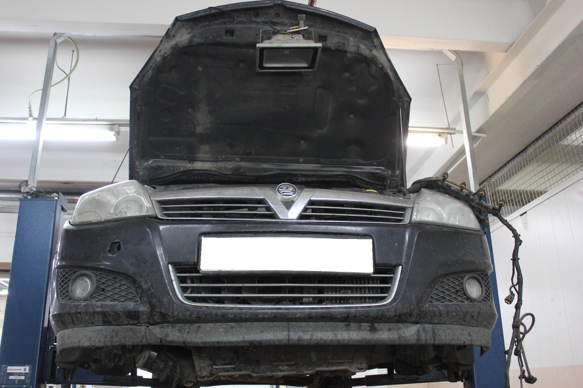Астра на подъемнике с открытым капотом