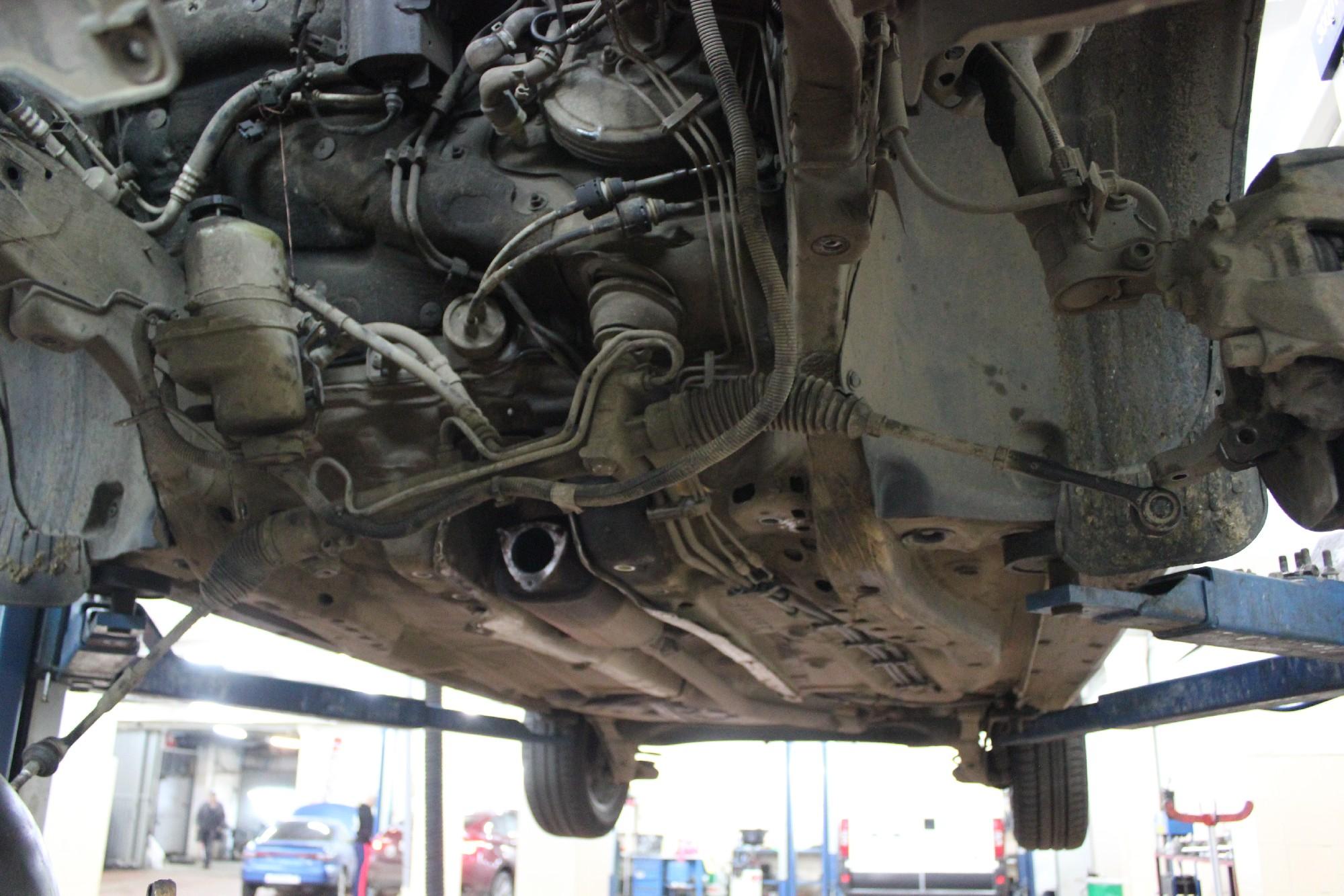 разобранная Астра на подъемнике снизу