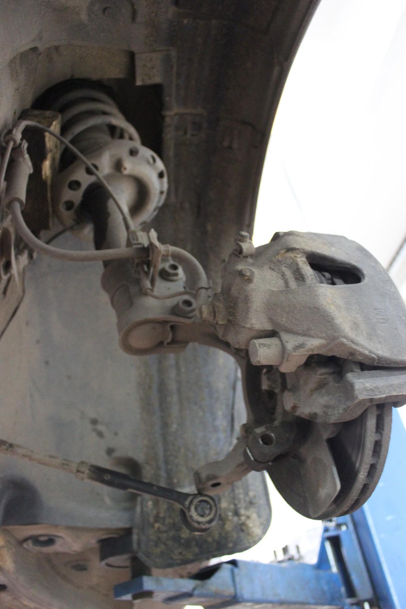 стойка амортизатора с кулаком и тормозным диском