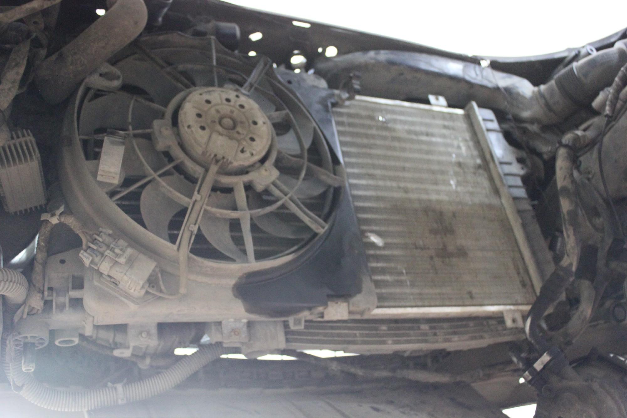 радиатор охлаждения двигателя с вентилятором