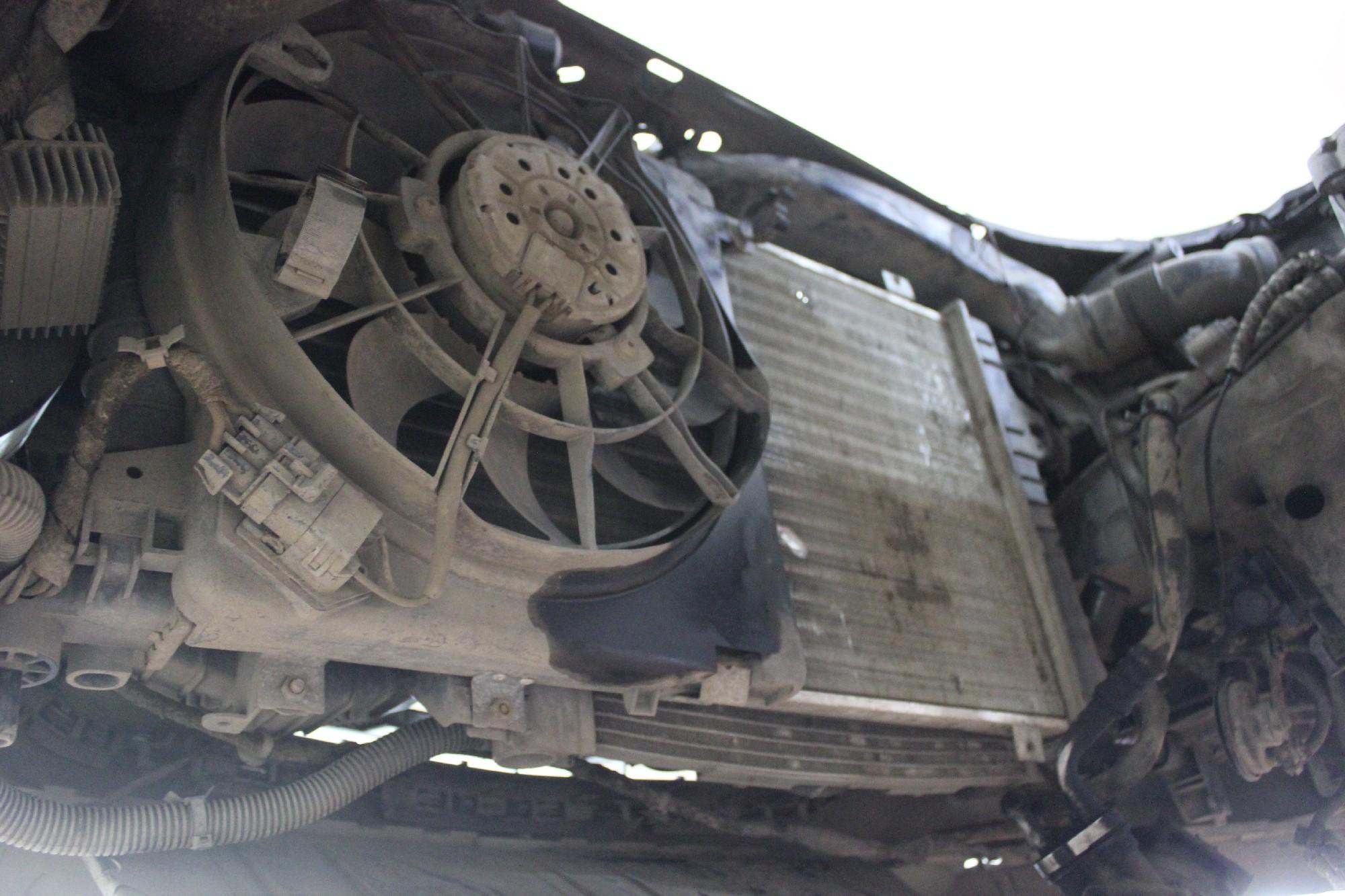 радиатор охлаждения двигателя с вентилятором