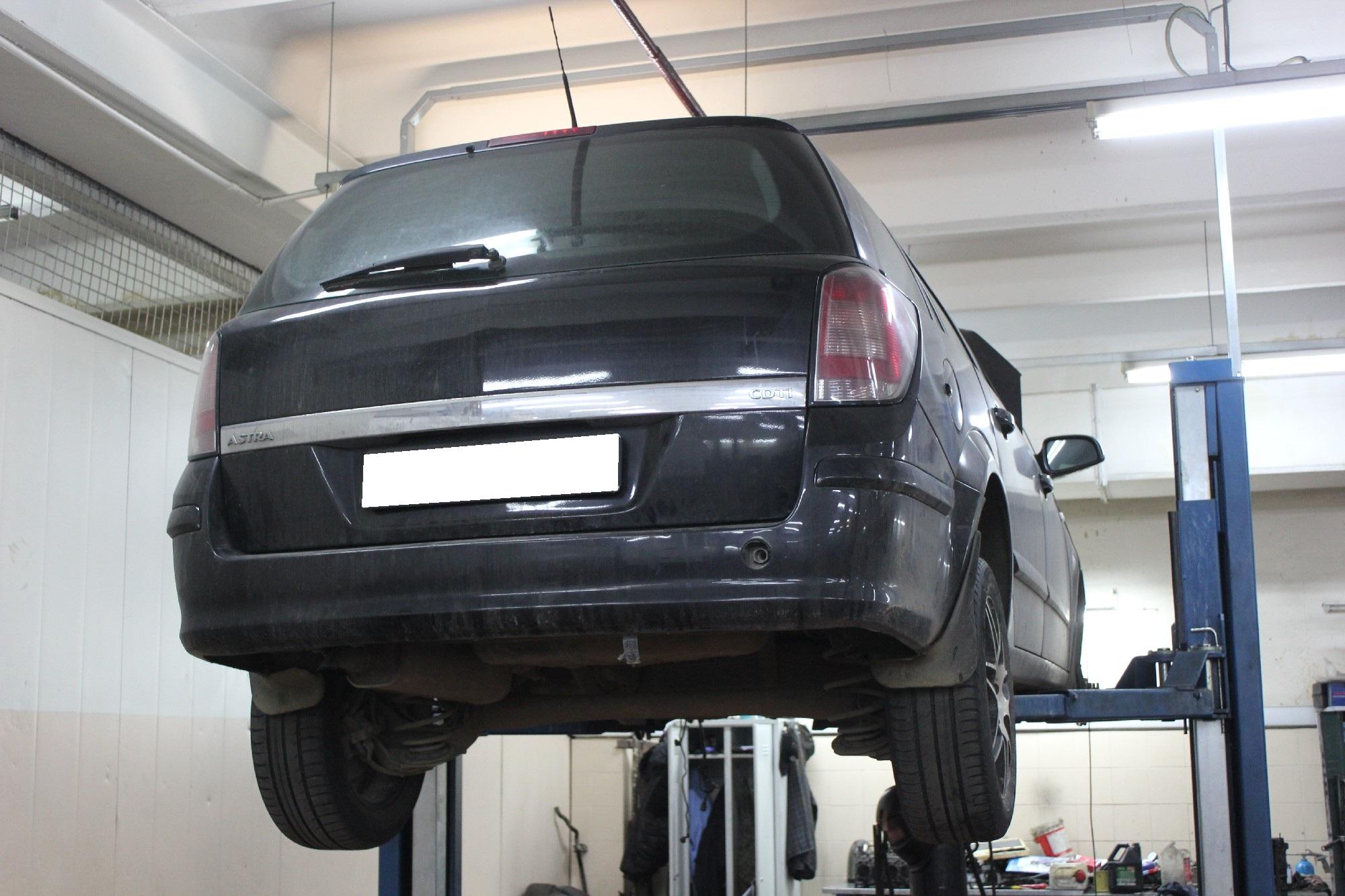 Астра на подъемнике в автосервисе