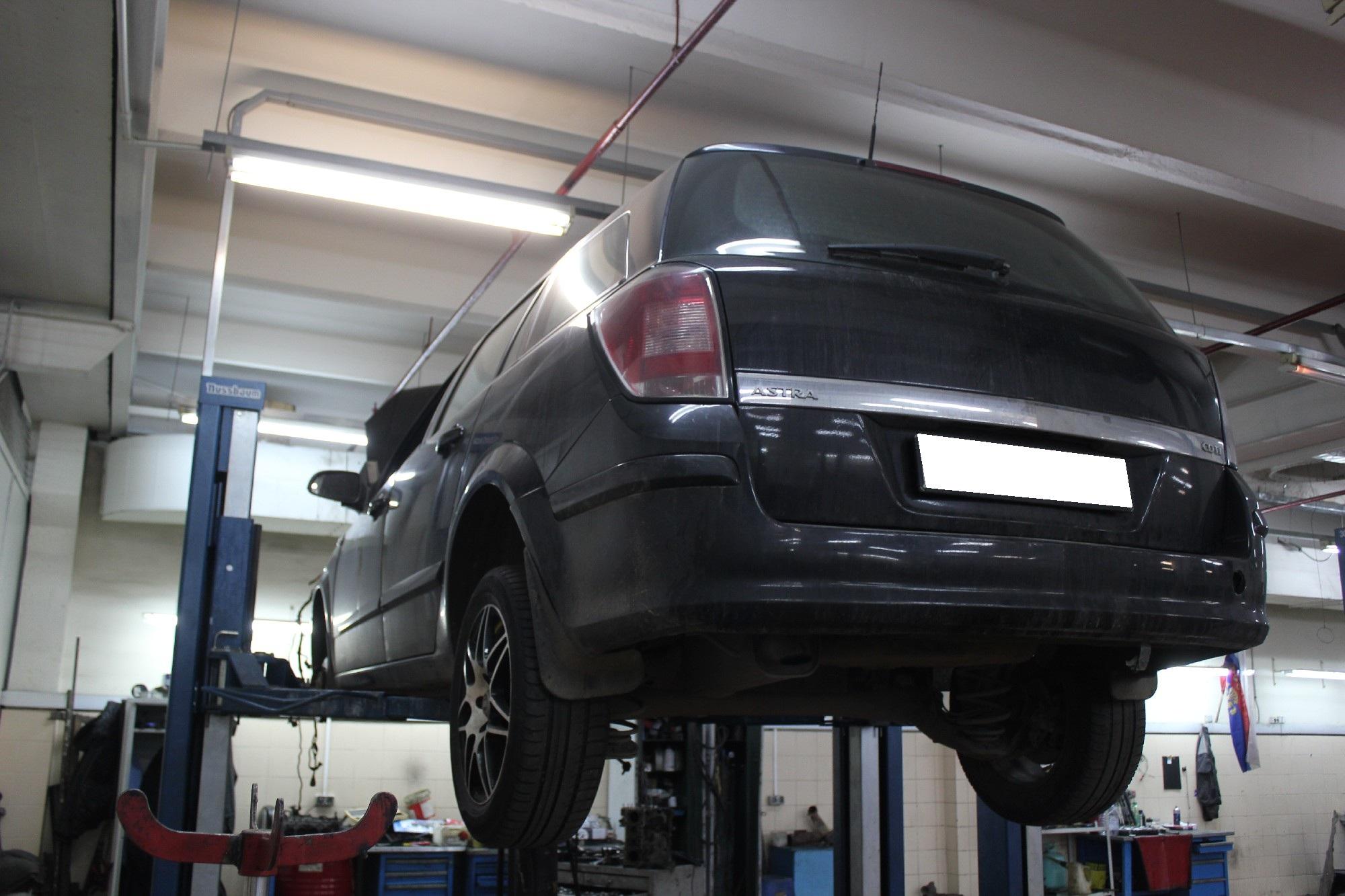 Опель универсал на подъемнике