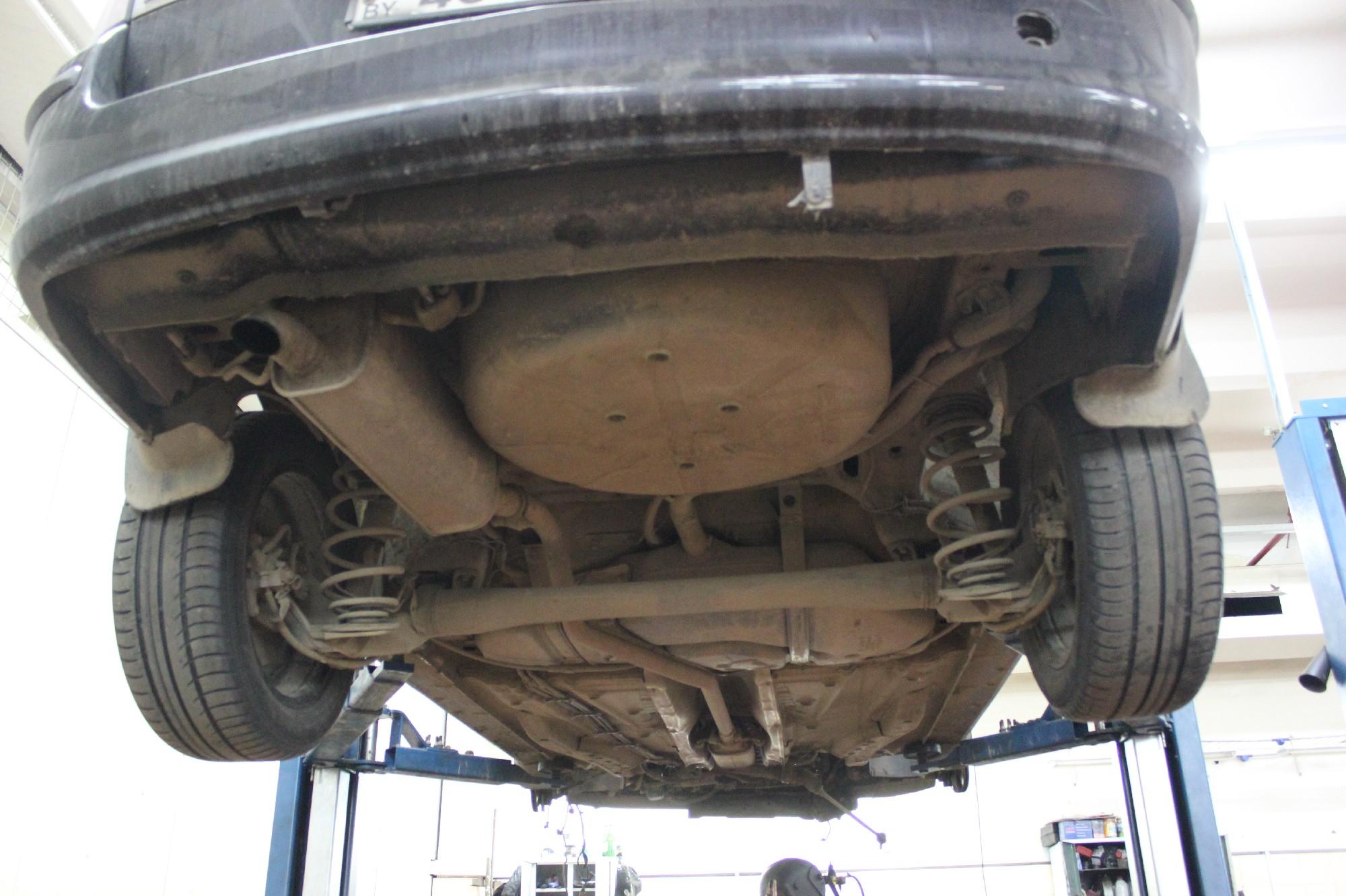 Опель Астра на подъемнике снизу