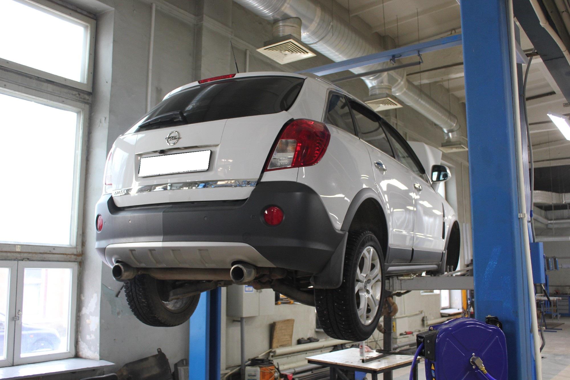 белый кроссовер Опель на подъемнике
