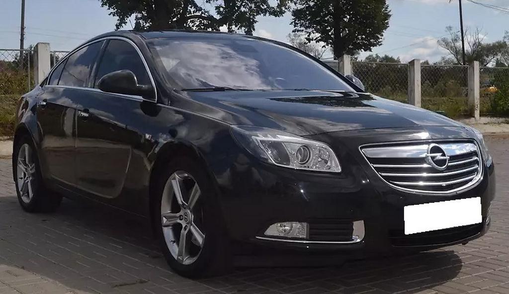 черный Опель Инсигния