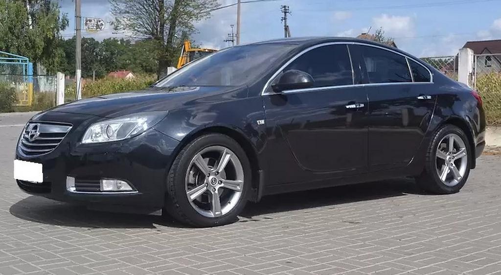 черный седан Опель