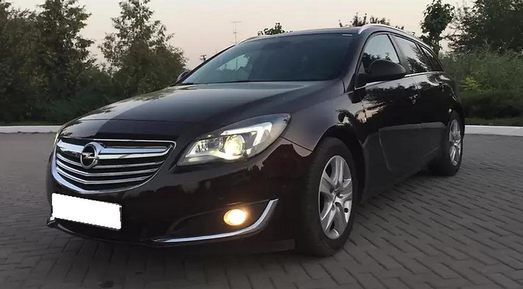 коричневый Опель спереди