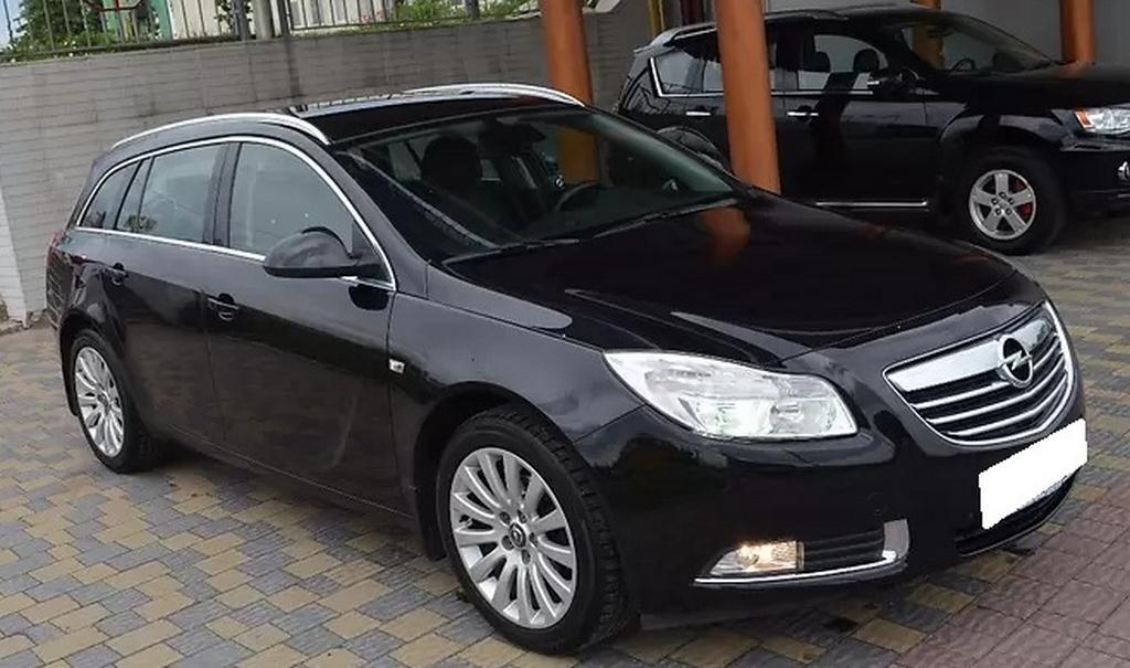 черный универсал Опель на улице